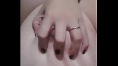 Reproducir Bbw hotwife jugando con sus grandes tetas e insertando consoladores en el coño