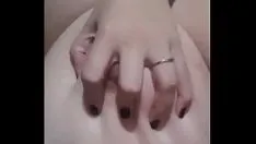 Reproducir Bbw hotwife jugando con sus grandes tetas e insertando consoladores en el coño