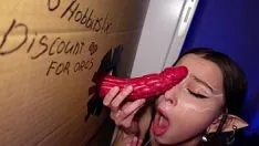 Afspelen Gloryhole fantasiebordeel - lieve elf die serveert met haar mond