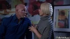চালান Milf ফটোগ্রাফার ক্লায়েন্ট দ্বারা প্রলুব্ধ হয়