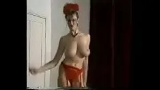 Reproducir Hipnótico baile sexual de brujas para hacerse una paja en sus tetas desnudas