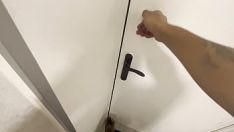 Jouer La livreuse de nourriture a oublié d'apporter les petits pains et m'a donc proposé du sexe en levrette