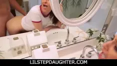Играть Lilstepdaughter - трах падчерицы, чистящей зубы