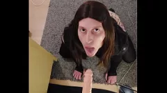 Afspelen Sissy-training: slordige deepthroat-pijpbeurt met dikke dildo