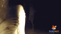 Odtwórz Ekshibicjonistyczna żona na plaży pokazuje nocą cipkę nieznajomym