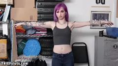 Reproducir Pequeño ladrón adolescente emo es castigado con una dura cogida de policía
