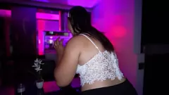 Afspelen Latina amateur vingert zichzelf tot een echt orgasme in de keuken