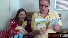 Jouer Inspice upvacuum tube.com - pappa traduit une fille par un reportage sur l'horloge du lit...