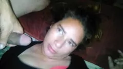Redare MILF latină suge și este futută misionar în timp ce se joacă cu sânii ei noaptea