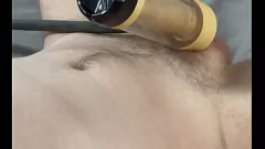 Reproducir Masturbación con Auto Stroker: Scotty se corre dos veces con un dispositivo de placer masculino