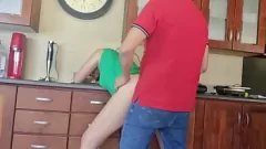 Reproduzir Morena foda amigo leva um pau grande antes do marido voltar para casa