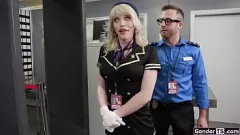 Jouer Beau mec le donne à la transexuelle blonde en lingerie