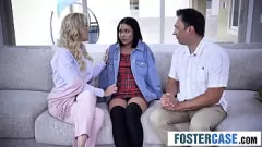 Jouer Trio torride avec une milf aux gros seins et une belle-sœur de l'adolescent