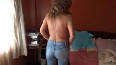 再生 stepmomは抵抗できず、息子の喜びのために彼女の毛むくじゃらの猫を披露します