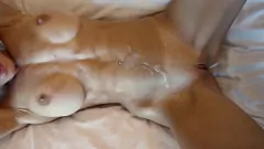 播放 运动莉莉·斯特朗（Lily Strong）的假阳具高潮和暨覆盖的身体