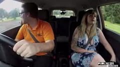 تشغيل يمارس الجنس مع سيارة MILF's Wild Car مع الثدي الكبيرة والحمار الكبير
