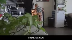 Reproduzir A irmã Bella Rose não consegue resistir ao pau perfeito de seu meio -irmão