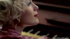 Oynat Seni Üflerken ve Boşalırken Sana Verdiği Bakış - Sarışın ve Esmer Oral Seks Boğaz Yutma Cumshot