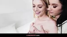 播放 莉莉·拉里马尔 (Lily larimar) 在姐姐的包抄冠军 jazmin luv 上看到了拥抱人力