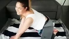 Reproducir Salientia estiramiento se sale de control cuando el maestro de yoga llega al clímax