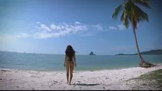 Reproduzir Duas peças soltas por adolescente gostosa que anda de um lado para o outro