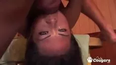 تشغيل تلدغ نيومي زن جوزة ساشحة في أسفل حلقها